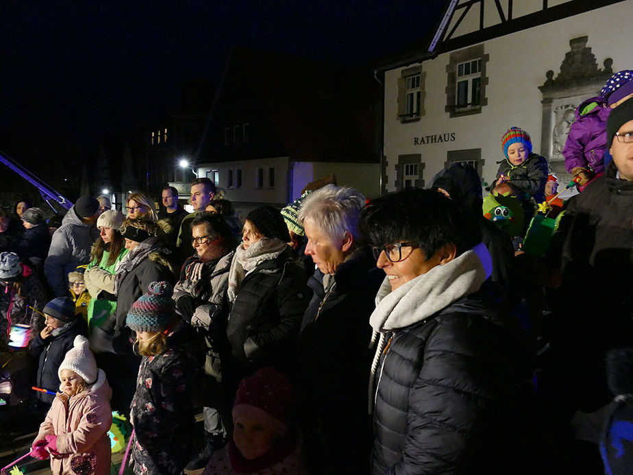 Sankt Martin Laternenumzug durch die Stadt (Foto: Karl-Franz Thiede)